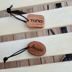 2 llaveros de madera personalizados con nombre grabados