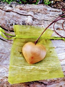 Corazón de madera tallado