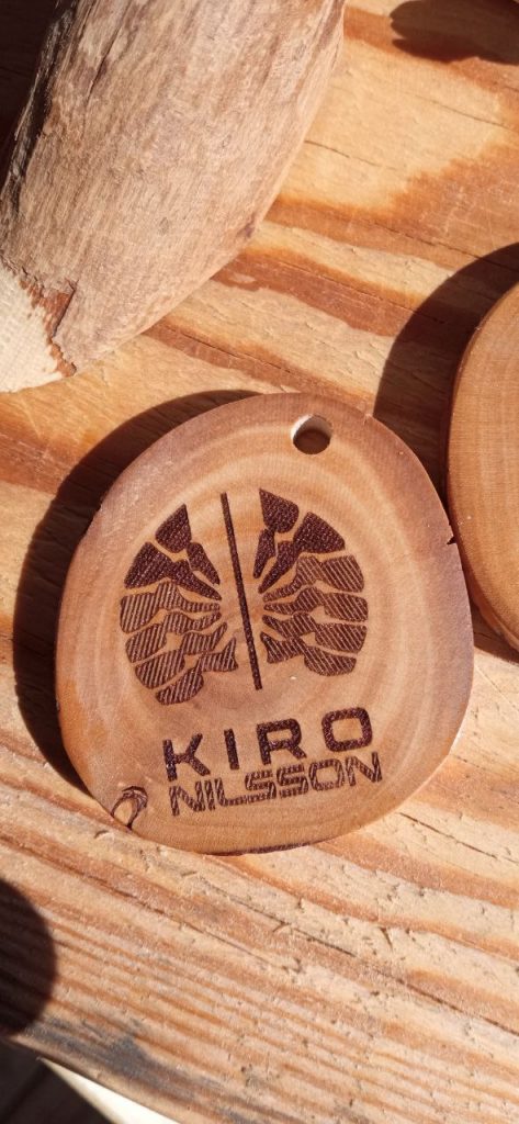 Llaveros de  madera de olivo personalizados con un grabado y el nombre de la persona en el dorso