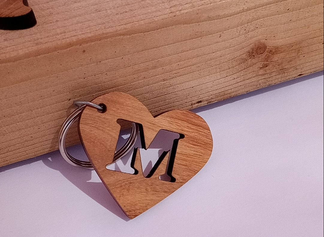 Llavero en forma de corazón con monograma recortado para alguien a quien quieres.