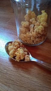 Una cucharada sopera de gránulos de kéfir deshidratados es suficiente para una taza de leche.
